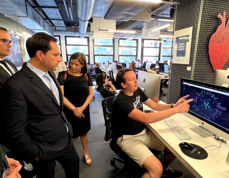 El Presidente de la República visita una empresa de software