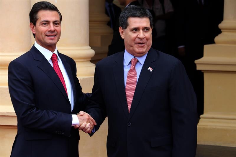 El presidente electo de Colombia, Gustavo Petro, saluda al presidente de Ecuador, Guillermo Lasso.