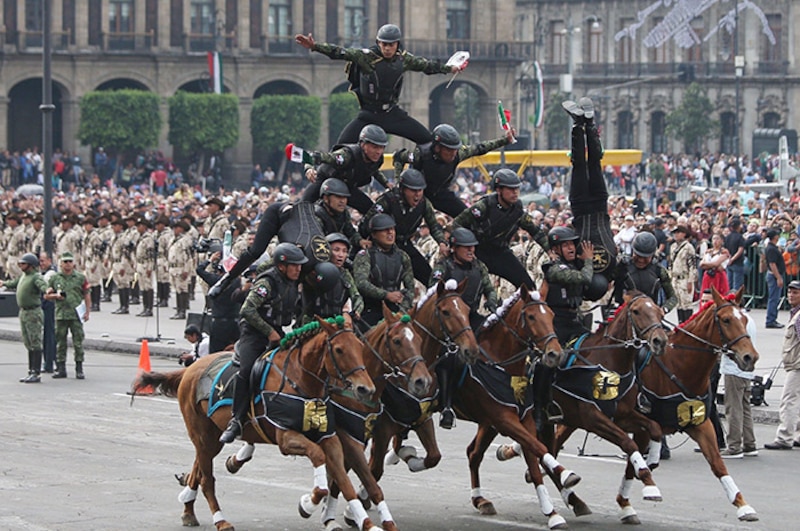 Acrobacia ecuestre en el desfile militar del 16 de septiembre en México