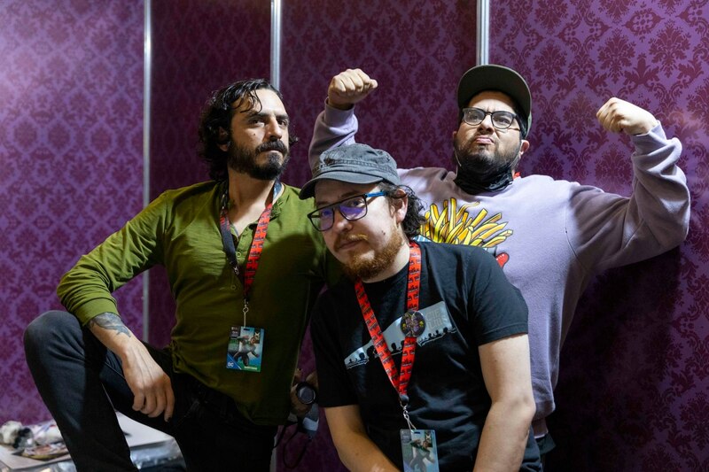 Tres amigos posando para una foto