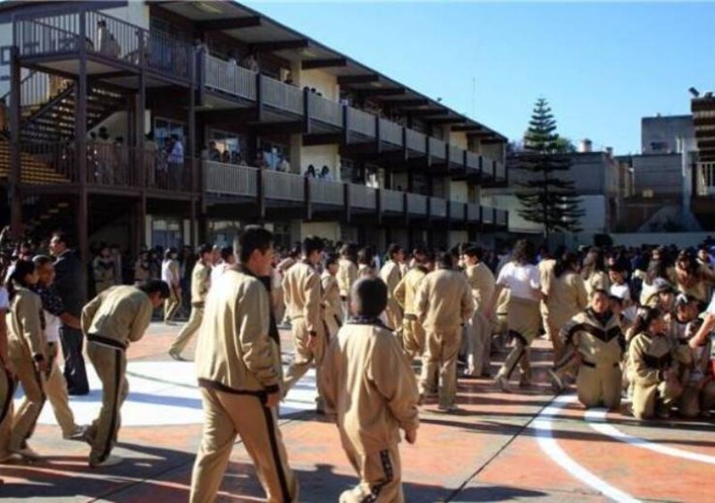 Estudiantes de secundaria jugando en el patio de la escuela
