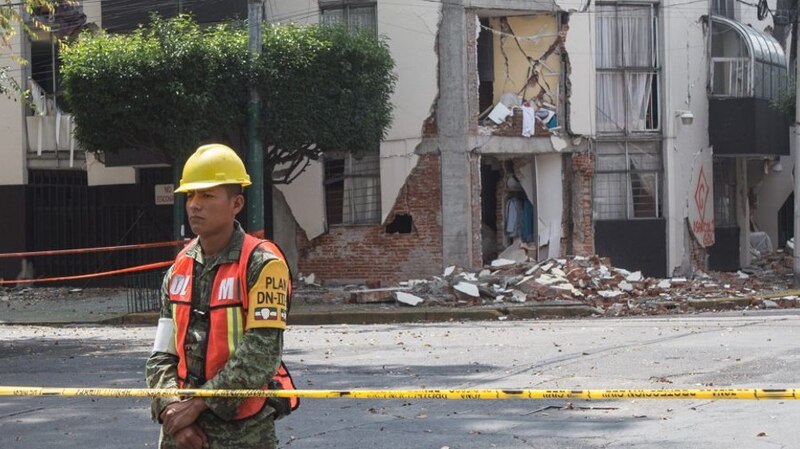 Un soldado mexicano ayuda en las labores de rescate tras un terremoto en la Ciudad de México