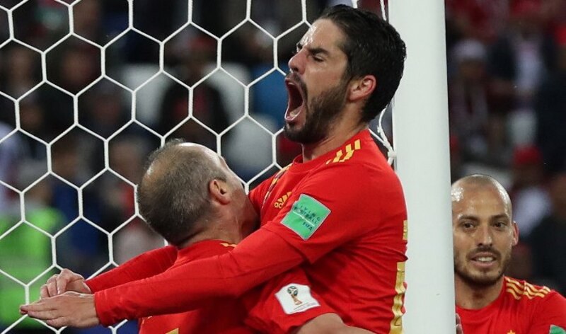 España celebra el gol de Isco