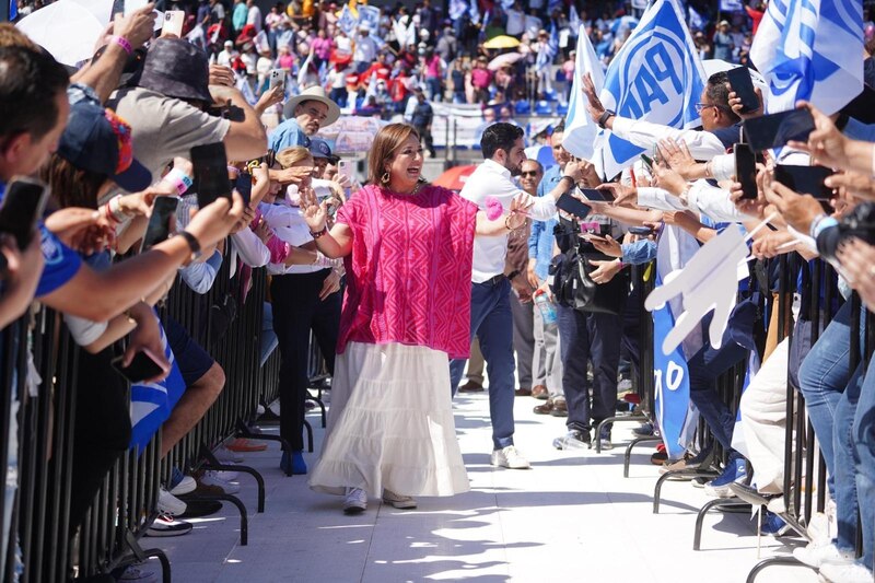 La candidata presidencial Xiomara Castro saluda a sus seguidores durante un mitin de campaña.