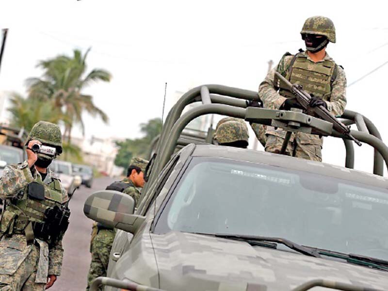 Militares mexicanos patrullan las calles de una ciudad