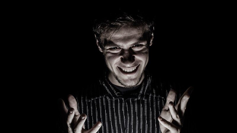 El hombre de la sonrisa inquietante