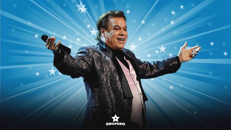 El cantante mexicano Vicente Fernández se presenta en un concierto.