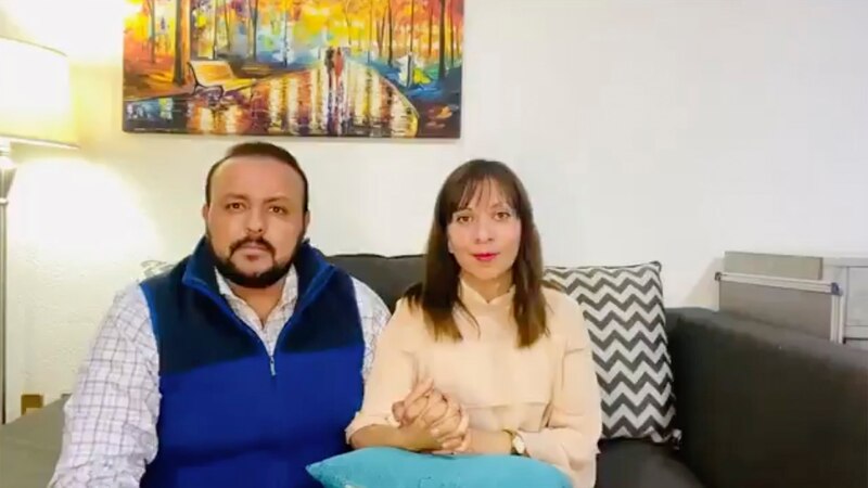 Pareja sentada en un sofá