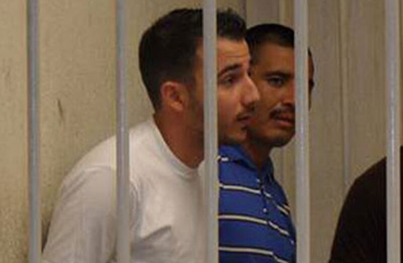 Dos hombres tras las rejas