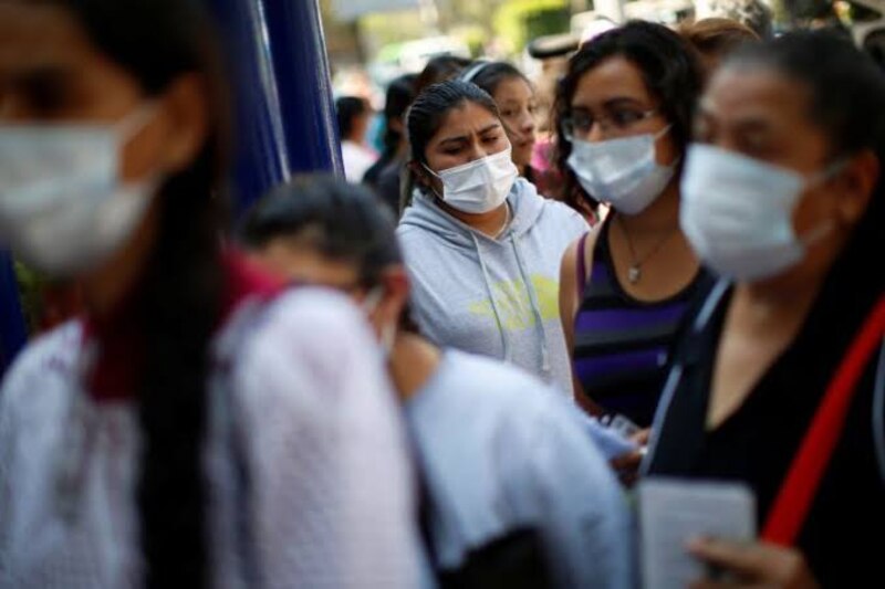 Mujeres con mascarillas en la calle