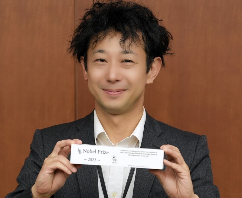 El científico japonés Makoto Kobayashi, ganador del Premio Nobel de Física 2008, muestra su premio Ig Nobel 2023.