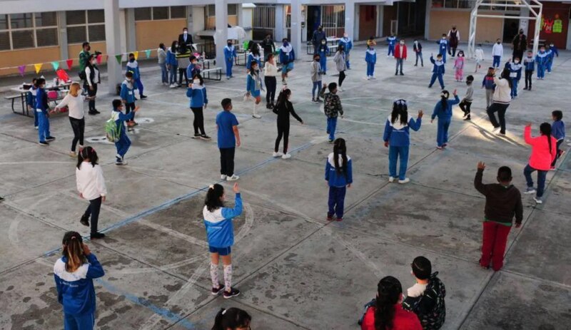 Niños jugando en el patio de una escuela