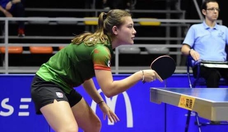 Jugadora de tenis de mesa en acción
