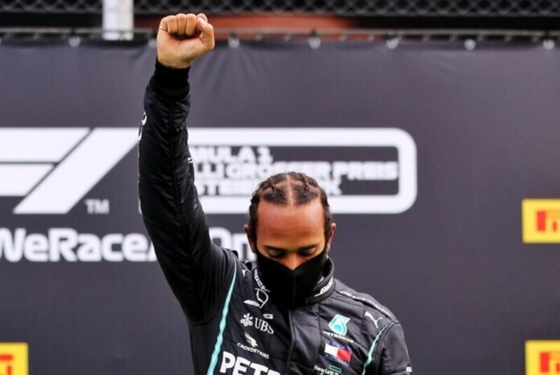Lewis Hamilton levanta el puño en señal de protesta contra el racismo