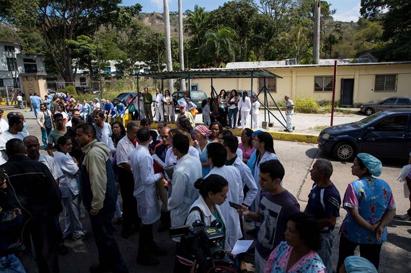 Pacientes y personal médico protestan por la falta de insumos en un hospital de Caracas