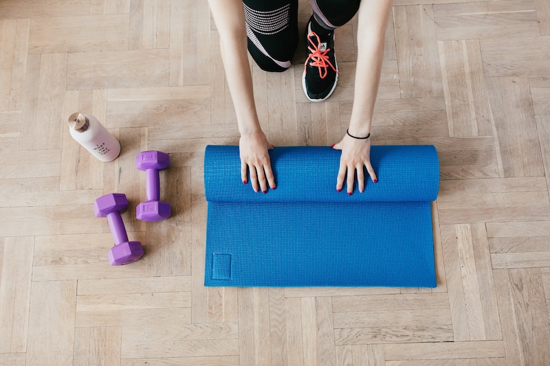 Mujer haciendo ejercicio en casa