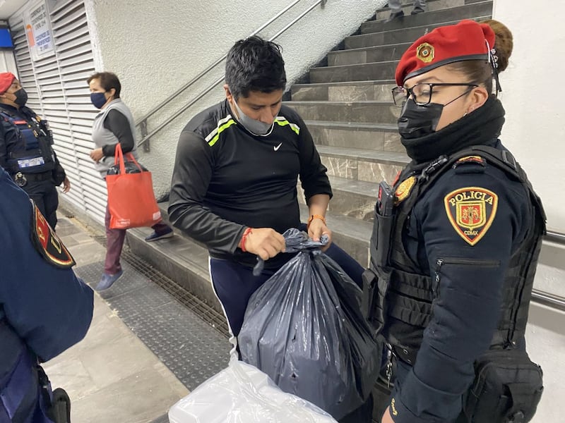 Policía detiene a un hombre en la estación de metro