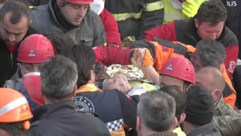 Rescatistas salvan a un hombre de los escombros de un edificio derrumbado