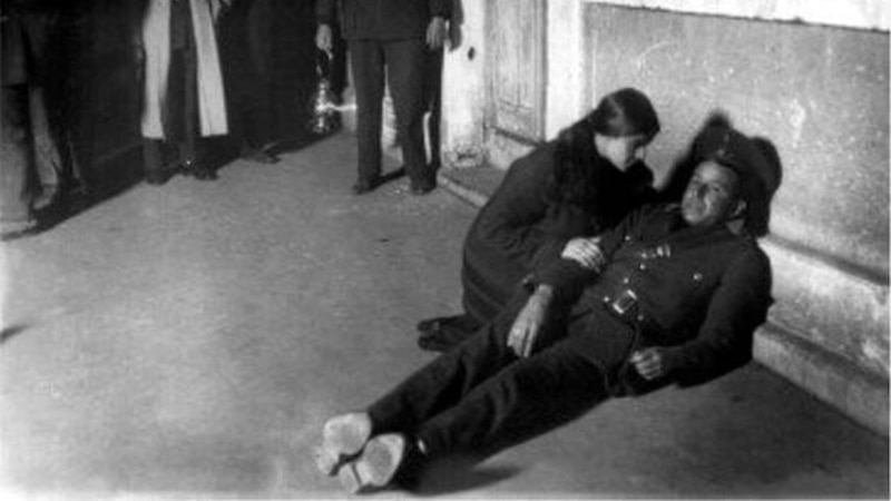 La mujer y el policía