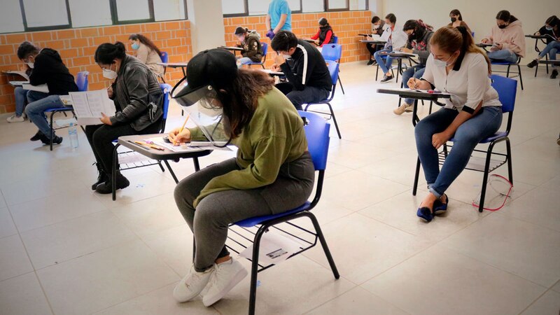 Estudiantes tomando un examen en un aula