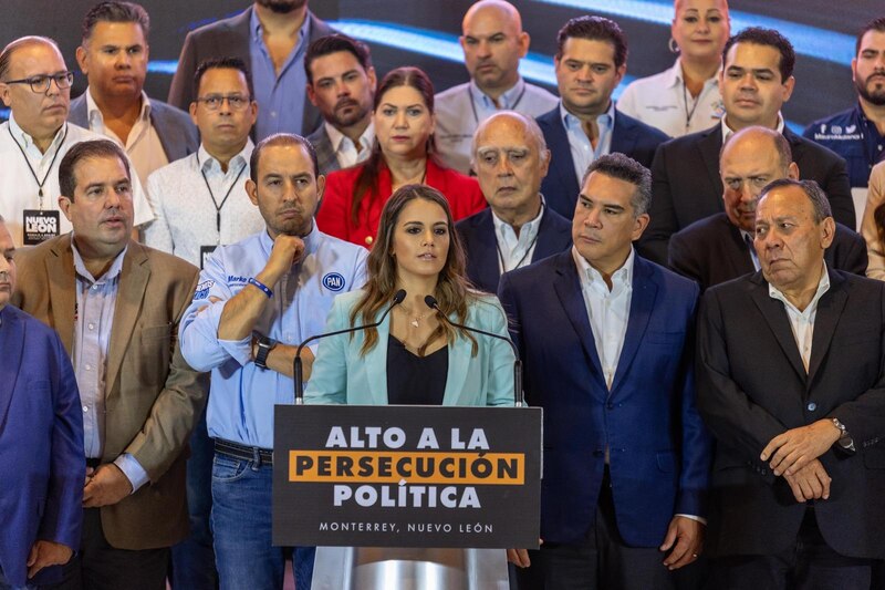 Samuel García y Mariana Rodríguez encabezan manifestación contra la persecución política en Nuevo León