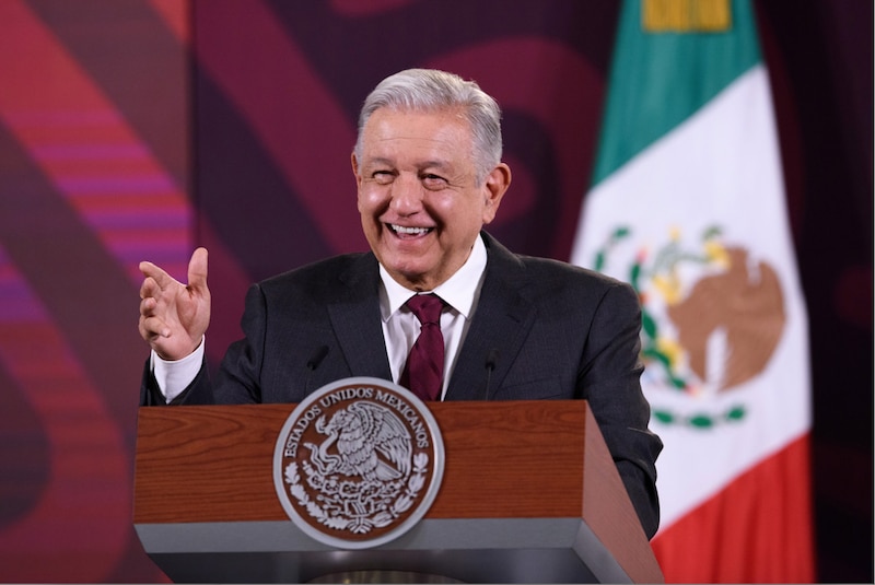 El presidente Andrés Manuel López Obrador sonríe durante una conferencia de prensa.