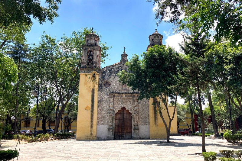 Fachada de la iglesia de la Inmaculada Concepción y alrededor un jardín