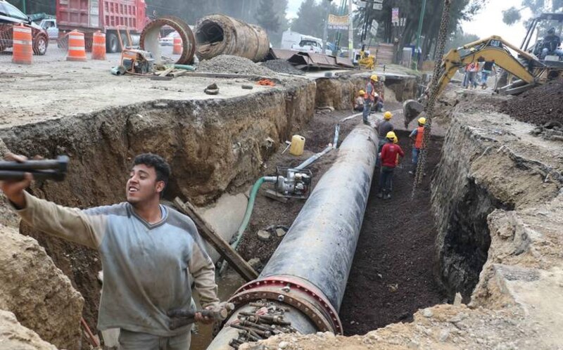 Trabajadores instalando una tubería de agua