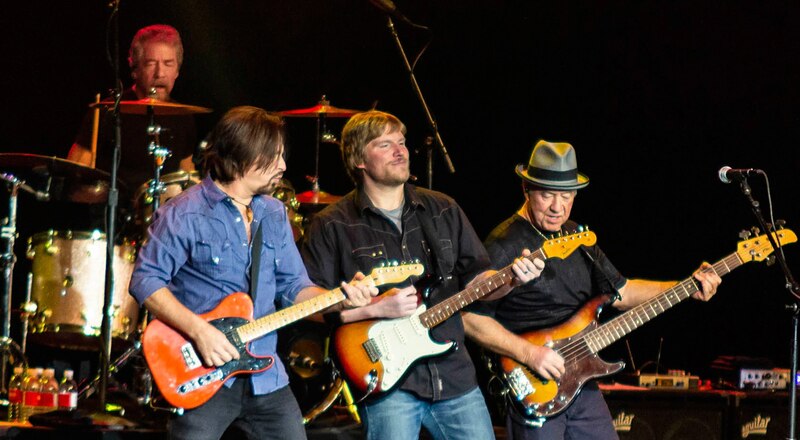 Tres hombres tocando música en un escenario
