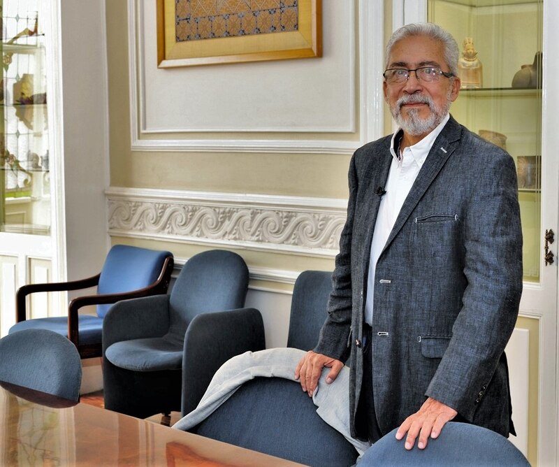 El Dr. García, un científico de renombre mundial, da una conferencia sobre su último descubrimiento.
