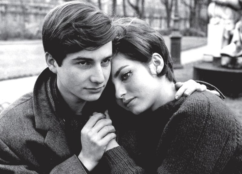 Pareja de jóvenes abrazados
