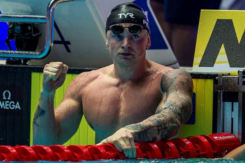 El nadador español David Meca celebra su victoria en la prueba de 400 metros estilos.
