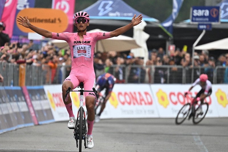 El ciclista mexicano hizo un cierre histórico que le permitió ganar la etapa 17 de la competencia y mantener la maglia rosa.