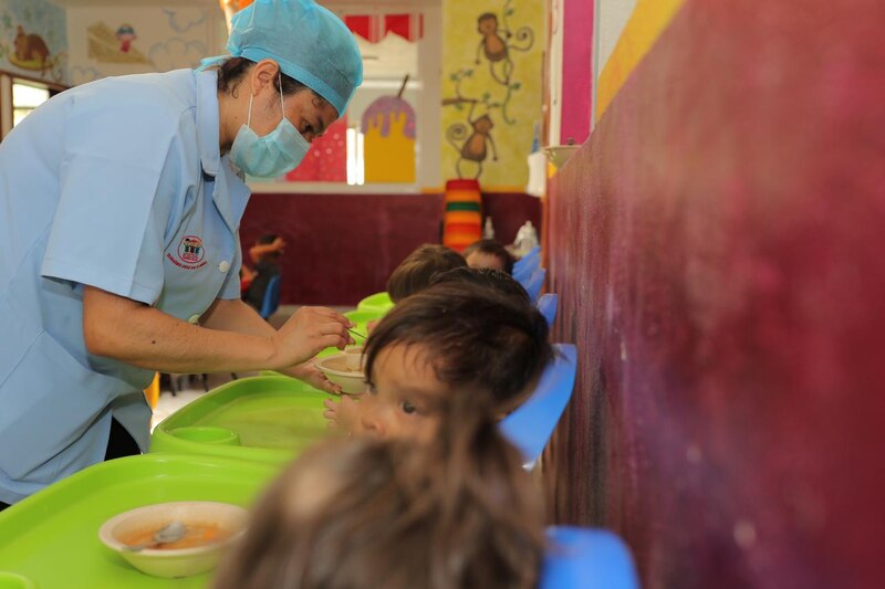 Niños desayunando en un comedor escolar