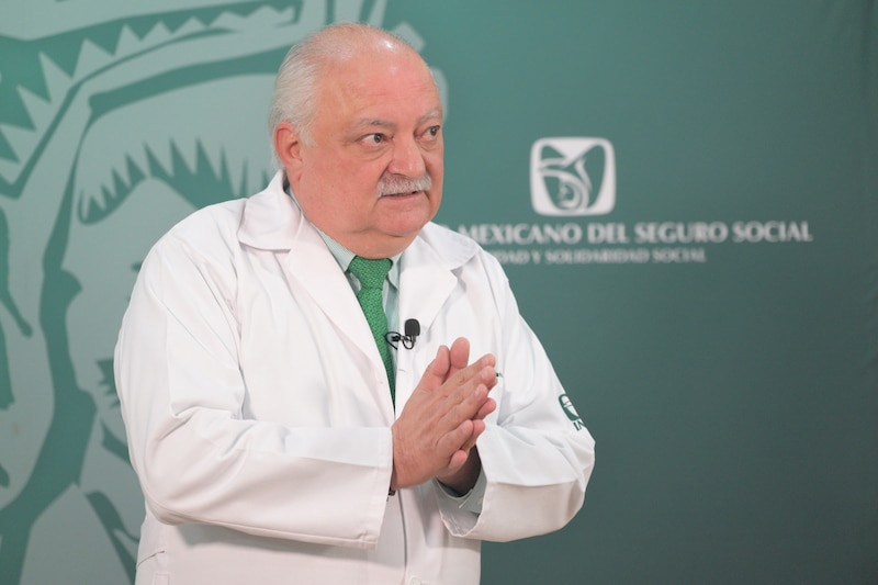 El director general del IMSS, Zoé Robledo, durante una conferencia de prensa.