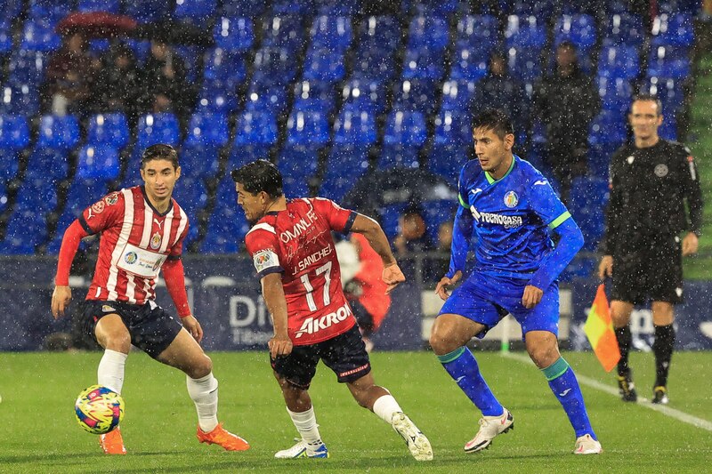 Partido de fútbol entre Chivas y Atlas