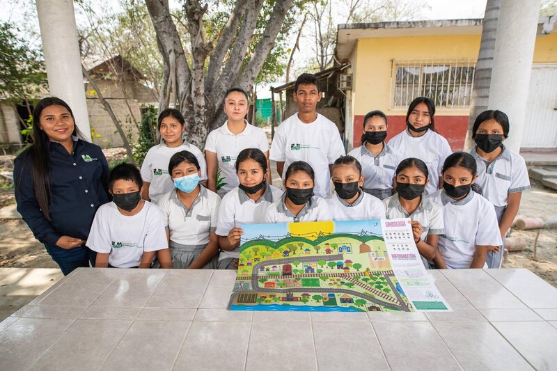 Jóvenes estudiantes aprenden sobre sismología