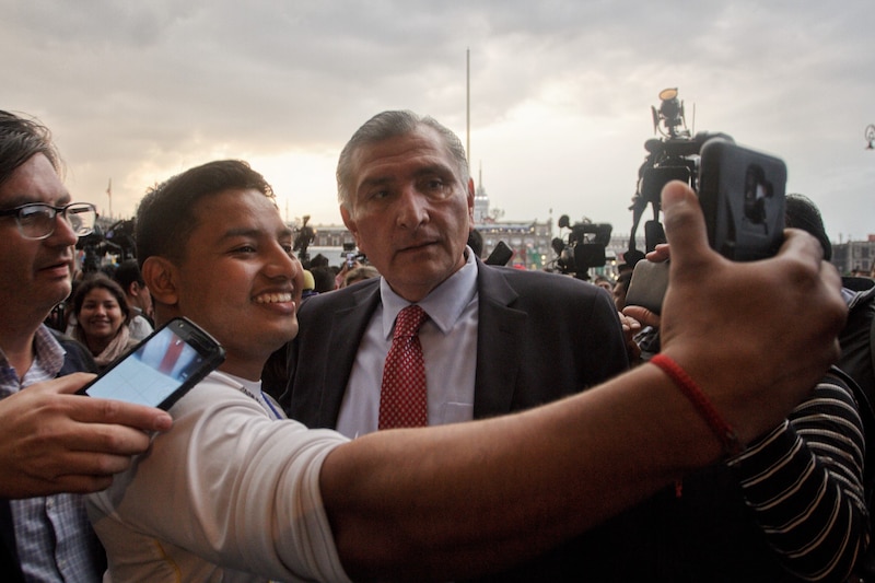 El presidente se toma una selfie con un joven seguidor.