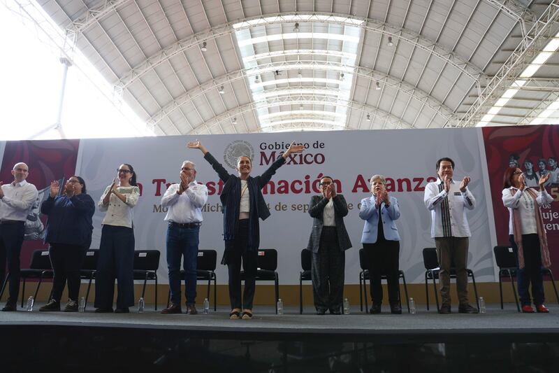 La Presidenta Claudia Sheinbaum acompañada del gobernador de michoacano, Alfredo Ramírez, encabezó el evento "La Transformación avanza en Michoacán", en donde señaló que los programas sociales en la entidad benefician a casi un millón 300 mil familias