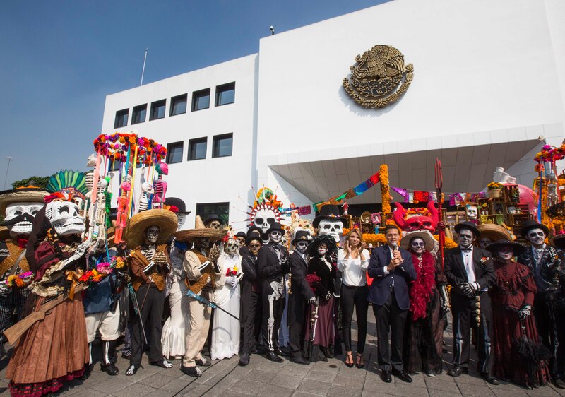 El presidente de México, Enrique Peña Nieto, encabeza el desfile del Día de Muertos en la Ciudad de México