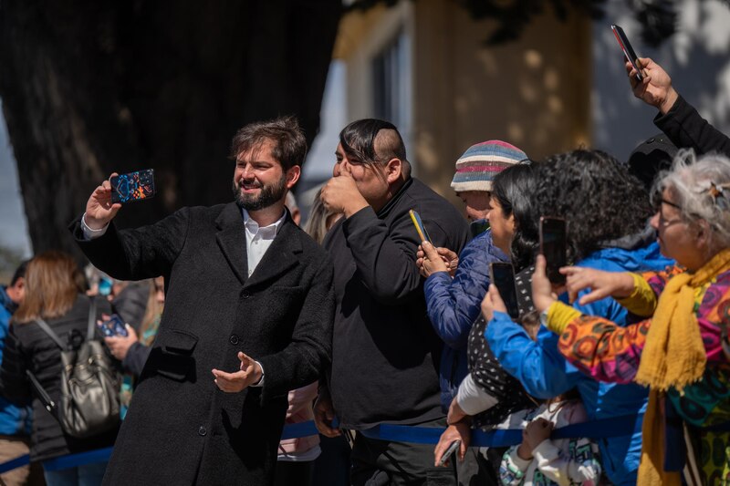 Político se toma una selfie con sus seguidores