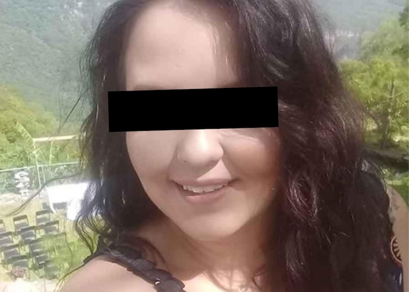 Mujer sonriente con el pelo largo y negro