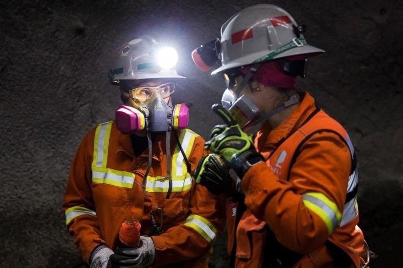 Mujeres mineras trabajando en una mina subterránea