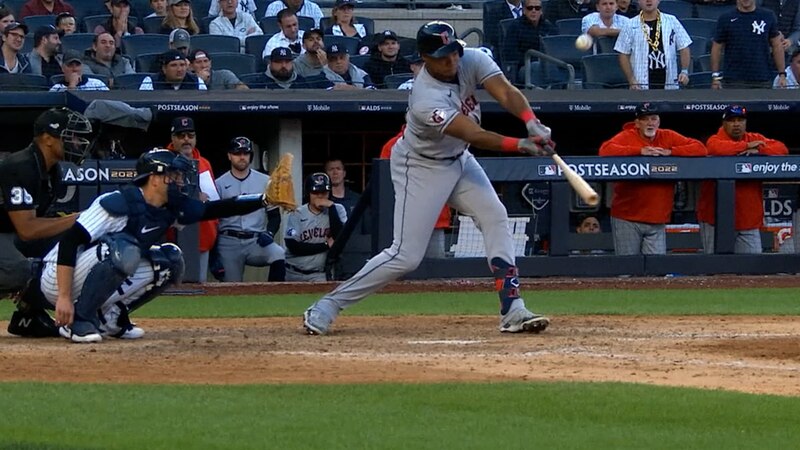 José Altuve conecta un jonrón en la Serie de Campeonato de la Liga Americana de 2022.