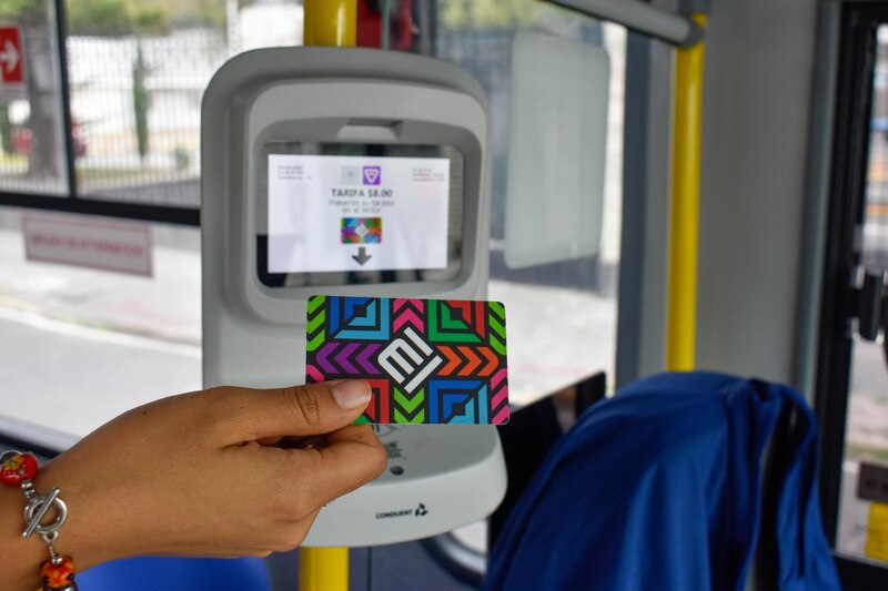 Tarjeta de débito en un autobús