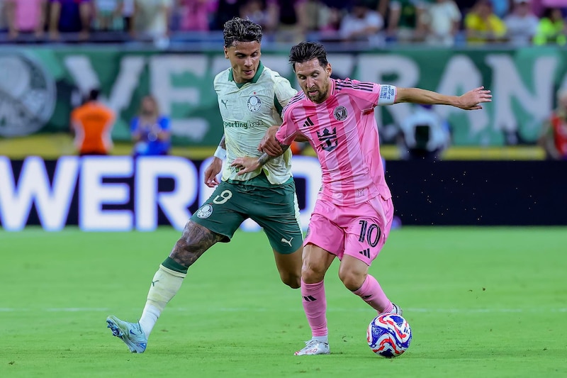 Lionel Messi y Víctor Roque disputando un balón en su partido del Mundial de Clubes FIFA 2025 durante la tercera jonrada de fase de grupos en el Grupo A.