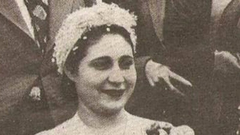 La mujer en la foto es Concha Espina, escritora española.