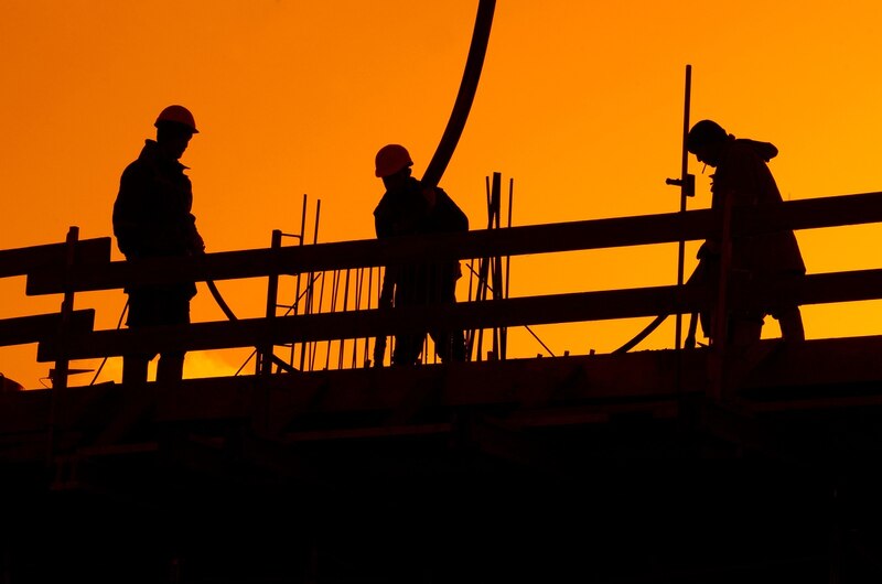 Siluetas de trabajadores en una construcción