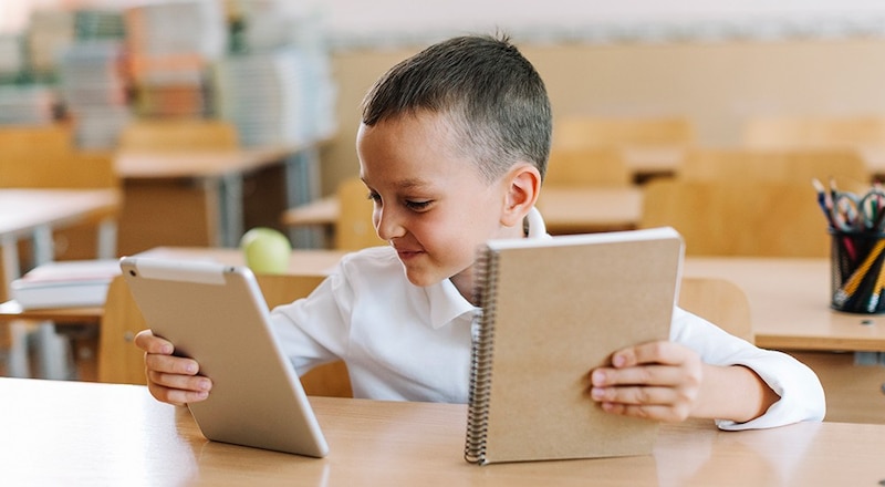 Niño usando una tableta en el aula