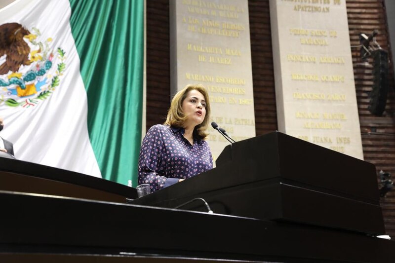 Title: Diputada mexicana da un discurso en el podio